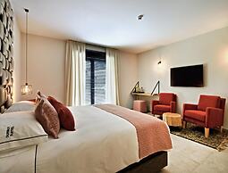 Villa With Pool & Suites for 12 Guests