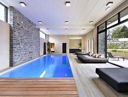 Villa With Pool & Suites for 12 Guests