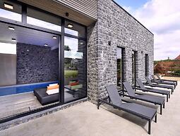 Villa With Pool & Suites for 12 Guests