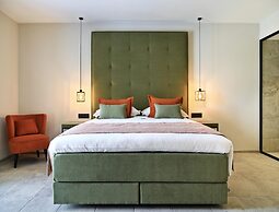 Villa With Pool & Suites for 12 Guests
