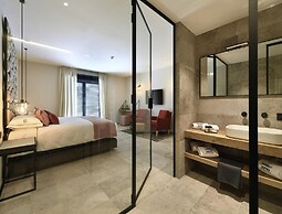 Villa With Pool & Suites for 12 Guests
