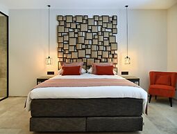 Villa With Pool & Suites for 12 Guests
