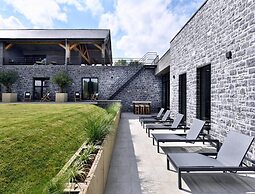 Villa With Pool & Suites for 12 Guests