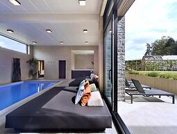 Villa With Pool & Suites for 12 Guests