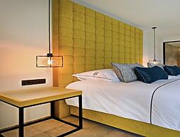 Villa With Pool & Suites for 12 Guests