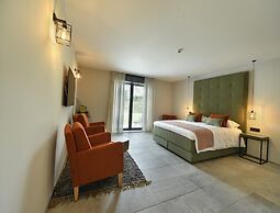 Villa With Pool & Suites for 12 Guests