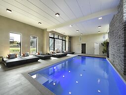 Villa With Pool & Suites for 12 Guests