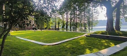 Baiyun Lakeside Hotel