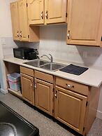Modern 2BR Near Downtown & Expo Centre