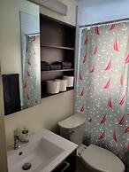 Modern 2BR Near Downtown & Expo Centre