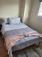 Modern 2BR Near Downtown & Expo Centre
