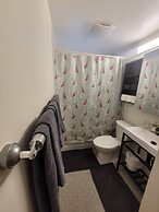Modern 2BR Near Downtown & Expo Centre