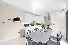 Modern Comfort 2-Bedroom, 2-Bathroom House