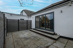 Modern Comfort 2-Bedroom, 2-Bathroom House