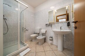 HOTEL MAX  LAZISE