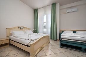 HOTEL MAX  LAZISE