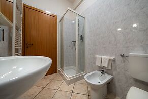 HOTEL MAX  LAZISE