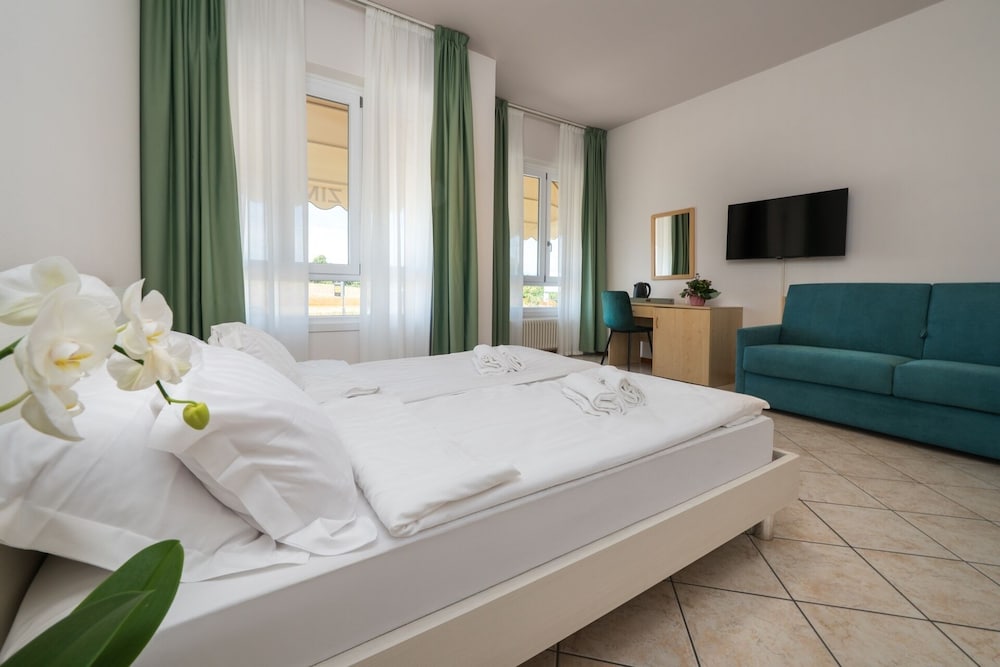 HOTEL MAX  LAZISE
