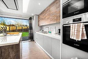 Grand 5 Bedrooms and 3 Bath Birmingham Home
