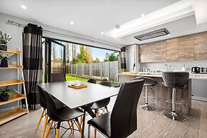 Grand 5 Bedrooms and 3 Bath Birmingham Home