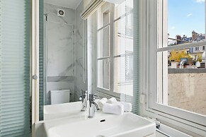 Elegant 2BR Steps to the Louvre