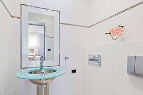 Elegant 2BR Steps to the Louvre