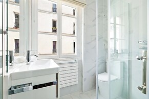 Elegant 2BR Steps to the Louvre