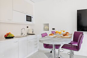 Elegant 2BR Steps to the Louvre