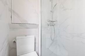 Elegant 2BR Steps to the Louvre
