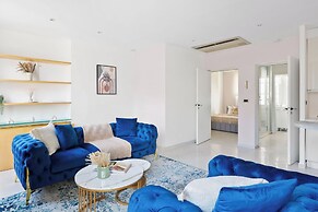 Elegant 2BR Steps to the Louvre