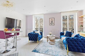 Elegant 2BR Steps to the Louvre