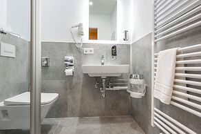 XZLLENZ Hotel