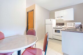 Super 8 By Wyndham Golden