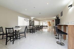 Super 8 By Wyndham Golden