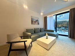Poolside Central Apartment