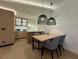 Poolside Central Apartment