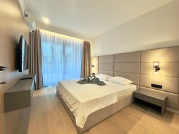 Poolside Central Apartment