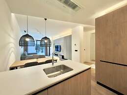 Poolside Central Apartment