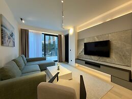 Poolside Central Apartment