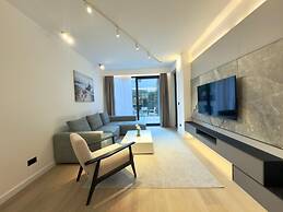 Poolside Central Apartment