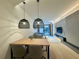 Poolside Central Apartment
