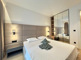 Poolside Central Apartment