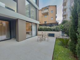 Poolside Central Apartment