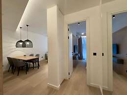 Poolside Central Apartment