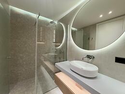 Poolside Central Apartment