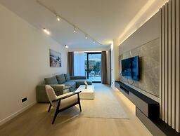 Poolside Central Apartment