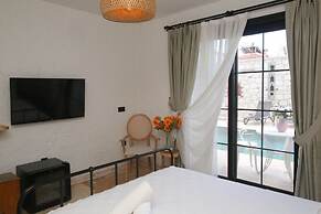 Thera Alaçatı Otel