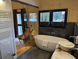 Superior Chalet With Sauna & Hot Tub