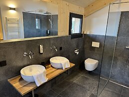 Superior Chalet With Sauna & Hot Tub