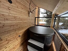 Superior Chalet With Sauna & Hot Tub